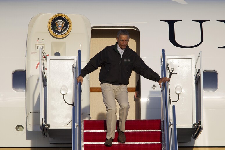 Obama inciamapa e si riprende sulla scaletta dell 'Air Force One © ANSA/AP
