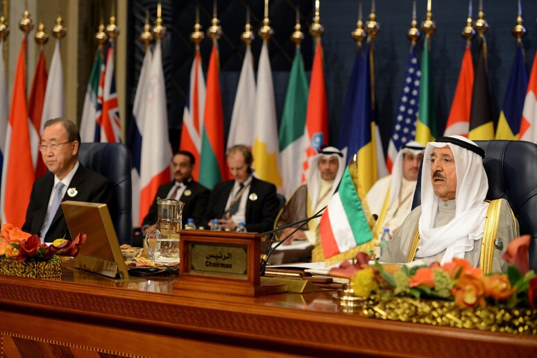 Il segretario generale dell 'Onu, Ban Ki-moon (s) e l 'emiro del Kuwait, Sheikh Sabah Al Ahmed Al Jaber Al Sabah, presiedono la terza Conferenza dei donatori della Siria a Kuwait City -     RIPRODUZIONE RISERVATA
