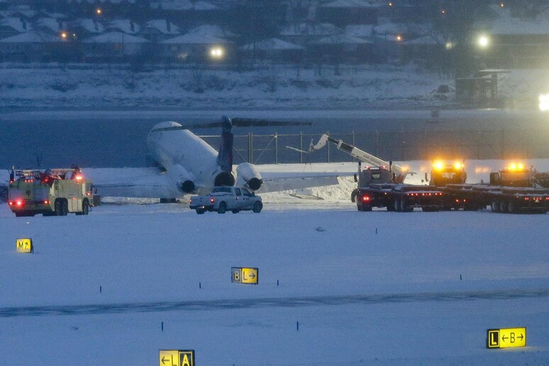 Un aereo fuori pista a causa della neve, all 'aeroporto LaGuardia di New York © ANSA/AP