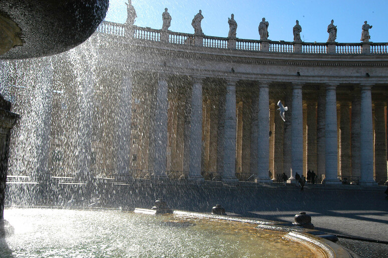 Scorcio di una fontana a Piazza San Pietro -     ALL RIGHTS RESERVED
