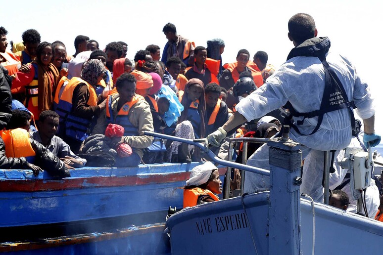 Un salvataggio di migranti dopo un naufragio - RIPRODUZIONE RISERVATA