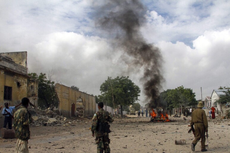 Un 'esplosione a Mogadiscio - RIPRODUZIONE RISERVATA
