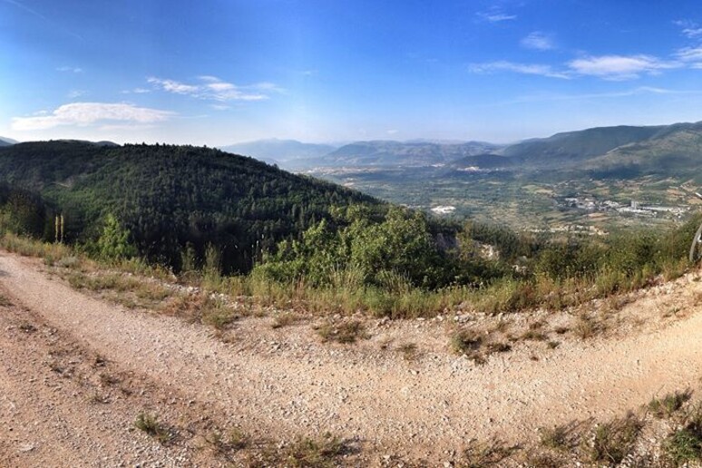 Popoli (Pescara): scorcio percorso Granfondo del Morrone di mountain bike - RIPRODUZIONE RISERVATA