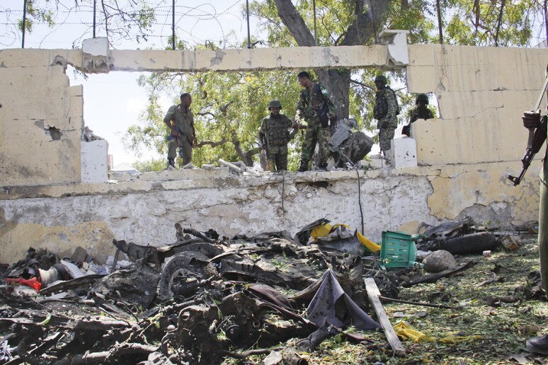 Autobomba a Mogadiscio in una foto di archivio © ANSA/AP