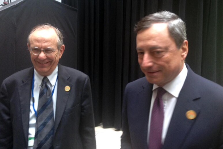 Draghi (d) e Padoan a margine lavori Fmi a Washington, 17 aprile 2015 - RIPRODUZIONE RISERVATA