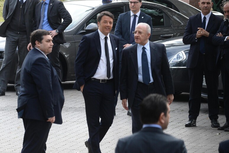 Il presidente del Consiglio Matteo Renzi con Vincenzo De Luca candidato alla presidenza della Regione Campania, a Pompei, 18 aprile 2015 - RIPRODUZIONE RISERVATA