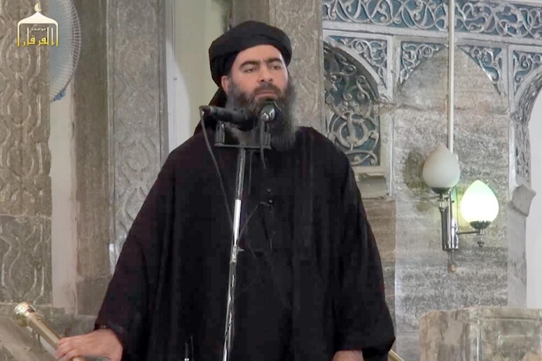 Il frame tratto da Youtube mostra il califfo dello "stato islamico" tra Iraq e Siria, Abu Bakr Al Baghdadi - RIPRODUZIONE RISERVATA