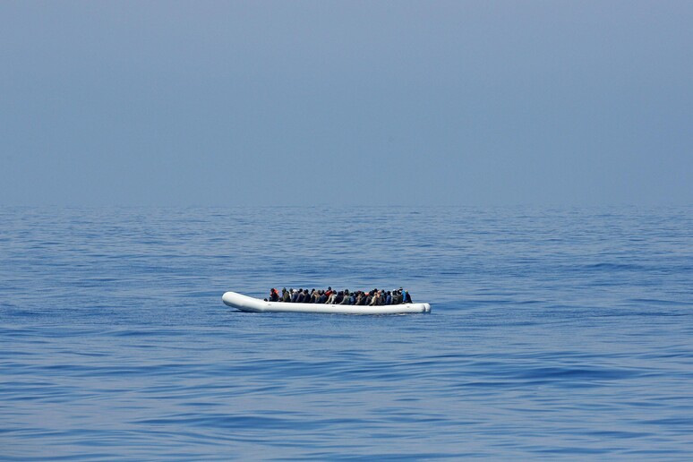 Naufragio migranti al largo della Sardegna:  'nove dispersi ' - RIPRODUZIONE RISERVATA