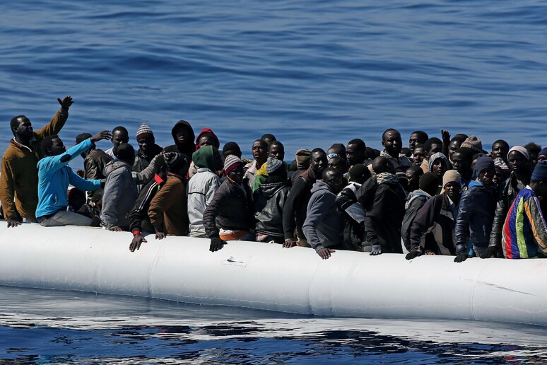 Un gommone carico di migranti in una foto di archivio - RIPRODUZIONE RISERVATA