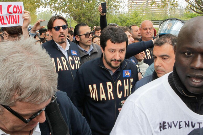 Salvini respinto da immigrati a Porto Recanati - RIPRODUZIONE RISERVATA