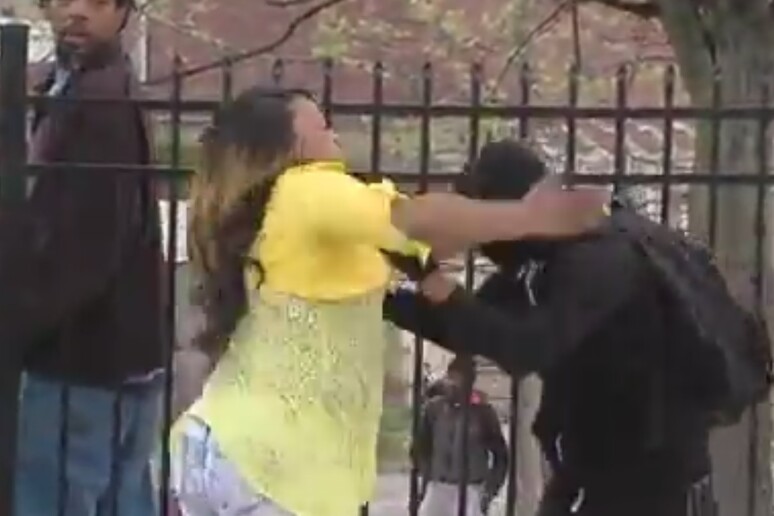 Baltimora, madre picchia figlio che partecipa a proteste - RIPRODUZIONE RISERVATA