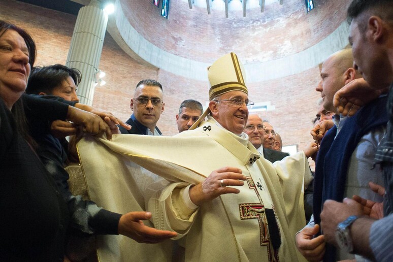 Papa Francesco tra i detenuti di Rebibbia - RIPRODUZIONE RISERVATA