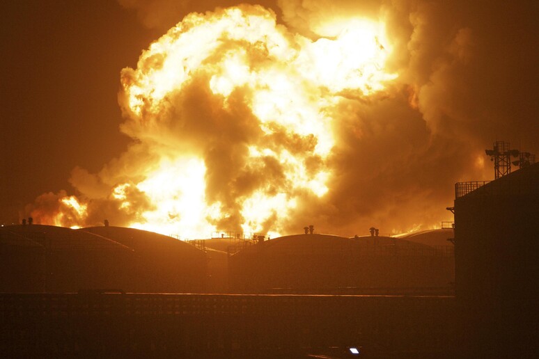 Un 'esplosione in un impianto industriale in Cina © ANSA/AP