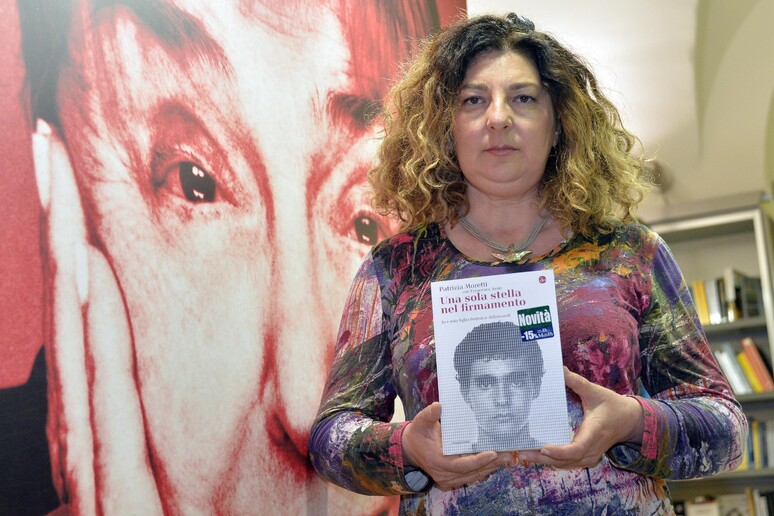 La madre di Federico Aldrovandi, Patrizia con la foto del figlio - RIPRODUZIONE RISERVATA