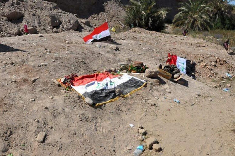 Fossa comune di vittime dell 'Isis scoperta a Tikrit - RIPRODUZIONE RISERVATA