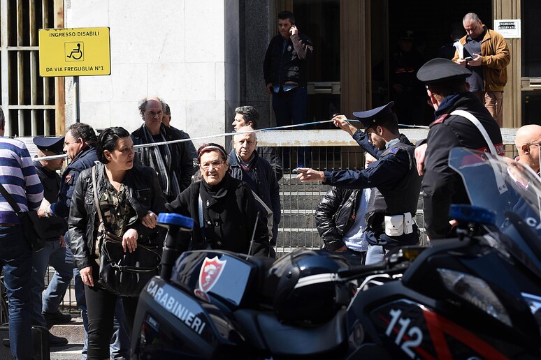 Spari Tribunale Milano: all 'esterno situazione torna normale - RIPRODUZIONE RISERVATA