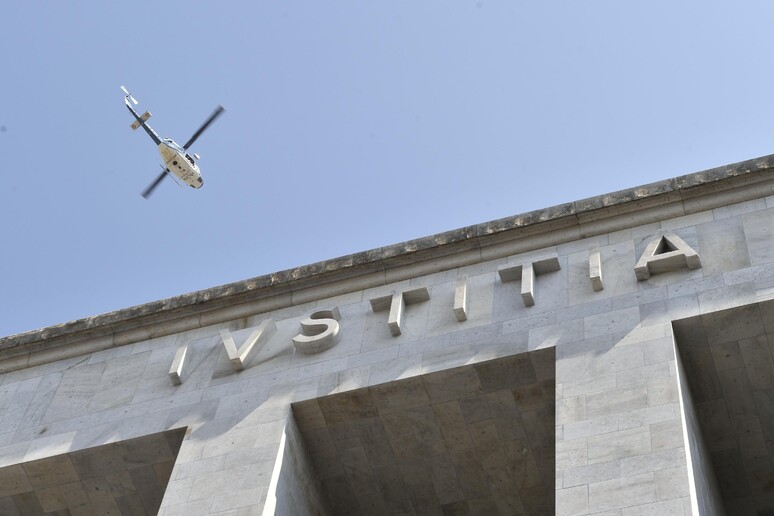 Un elicottero sorvola il palazzo di giustizia - RIPRODUZIONE RISERVATA