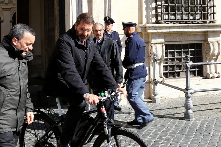 Il sindaco di Roma Ignazio Marino lascia Palazzo Chigi in bicicletta al termine dell 'incontro tra il  premier Matteo Renzi e i rappresentanti dell 'Anci - RIPRODUZIONE RISERVATA