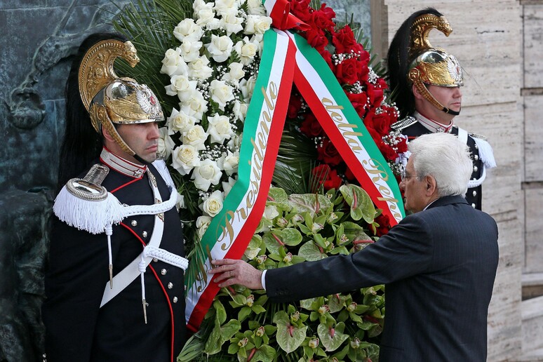Mattarella depone una corona al monumento delle vittime sul lavoro - RIPRODUZIONE RISERVATA