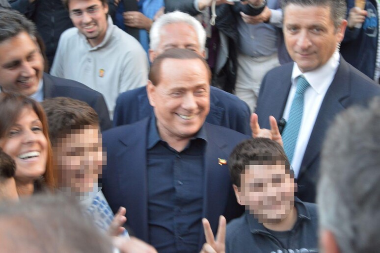 Berlusconi, corna sulla testa di un bambino - RIPRODUZIONE RISERVATA