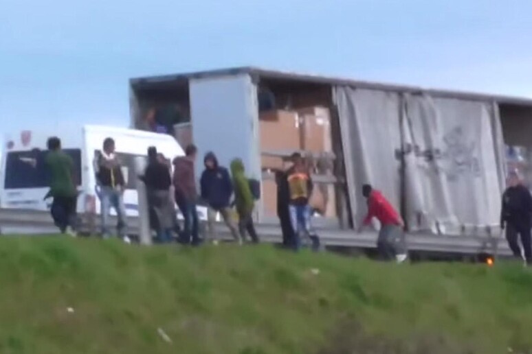 Violenze della polizia contro i migranti a Calais - RIPRODUZIONE RISERVATA