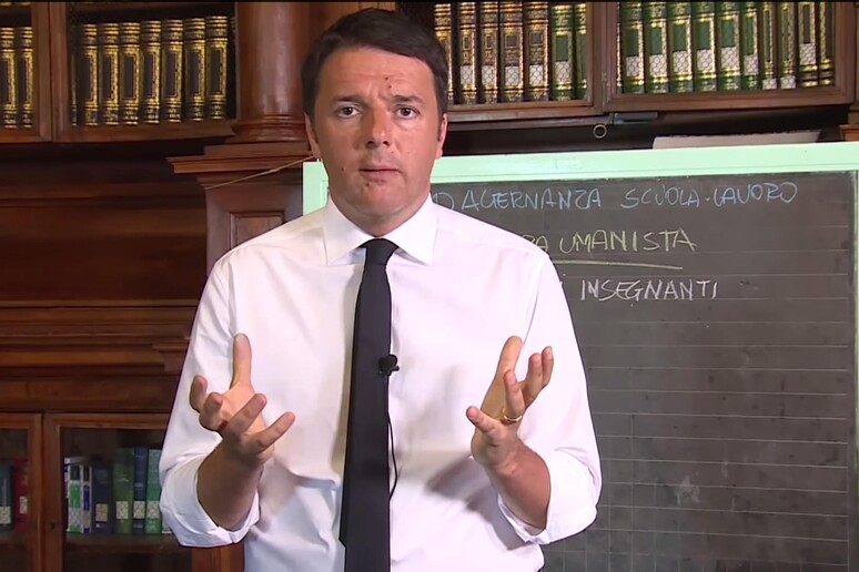 Matteo Renzi in un frame del video sulla buona scuola dei giorni scorsi - RIPRODUZIONE RISERVATA