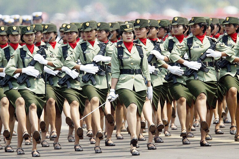 Donne dell 'esercito indonesiano marciano nella cerimonia per il 59/o anniversario delle Forze Armate indonesiane a Giakarta il 5 ottobre 2004 - RIPRODUZIONE RISERVATA