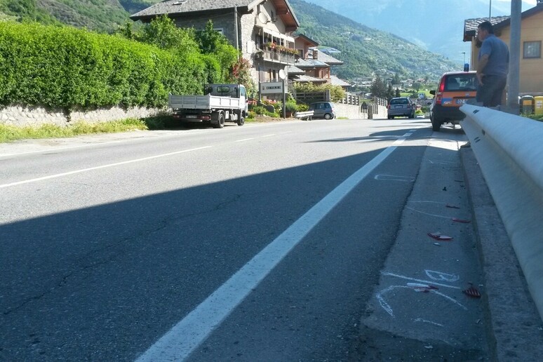 Auto contro moto, muoiono bambino e centauro. Il luogo dell 'incidente, a Sarre (Aosta) - RIPRODUZIONE RISERVATA