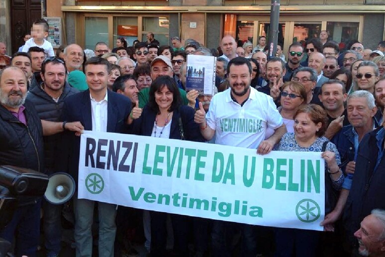 Un 'immagine del profilo facebook di Salvini in cui posa con sostenitori a Ventimiglia - RIPRODUZIONE RISERVATA