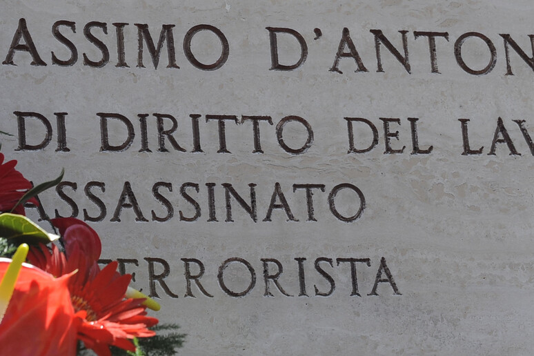 La targa in via Salaria, a Roma, sul luogo dove Massimo D 'Antona fu ucciso dalle nuove Brigate Rosse - RIPRODUZIONE RISERVATA