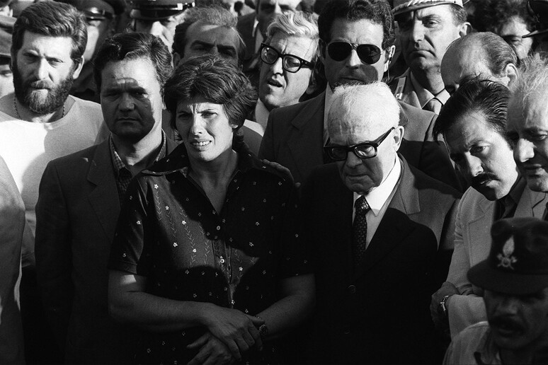 Il Presidente Sandro Pertini insieme a Franca Rampi a Vermicino ( Roma ) nel 1981 - RIPRODUZIONE RISERVATA