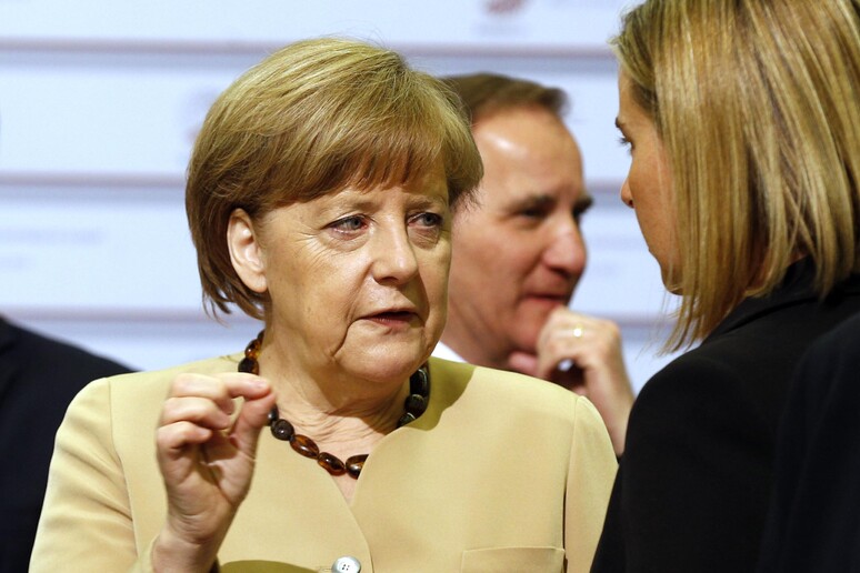 Angela Merkel parla con Federica Mogherini (di spalle) lo scorso 22 maggio a Riga © ANSA/AP