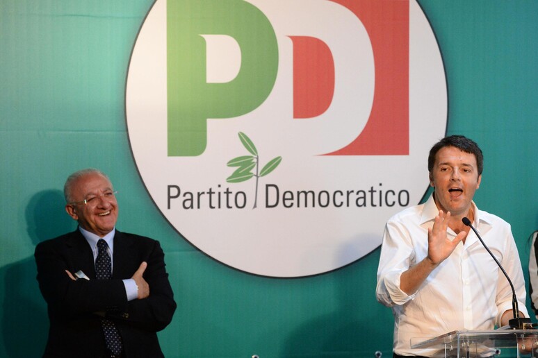 Il presidente del Consiglio Matteo Renzi (d) a Salerno lo scorso 22 maggio con Vincenzo De Luca poi eletto governatore della Campania - RIPRODUZIONE RISERVATA