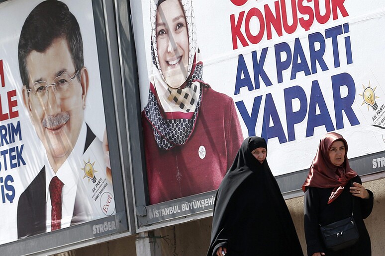 Manifesto elettorale a Istanbul - RIPRODUZIONE RISERVATA