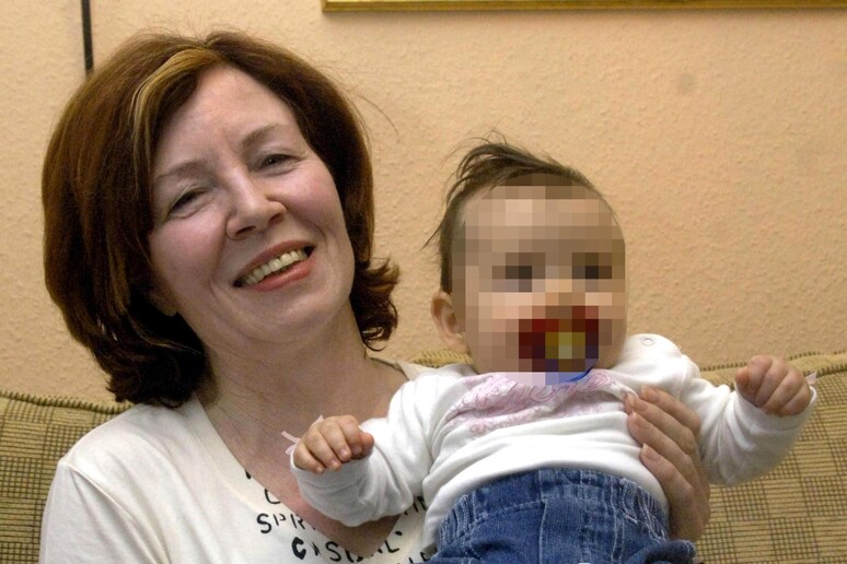 In questa foto del 3 novembre 2005 l 'allora 55/enne Annegret Raunigk con la figlia Leila in braccio - RIPRODUZIONE RISERVATA