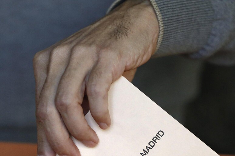 Spagna, aperti seggi voto locale © ANSA/EPA