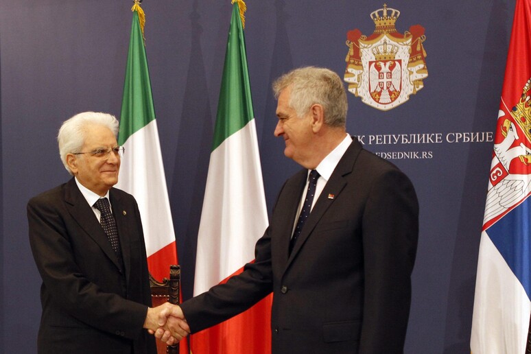 Sergio Mattarella in Serbia con il presidente Tomislav Nikolic © ANSA/EPA