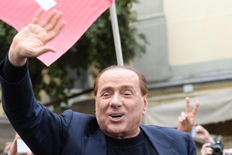Berlusconi in un recente incontro elettorale - RIPRODUZIONE RISERVATA