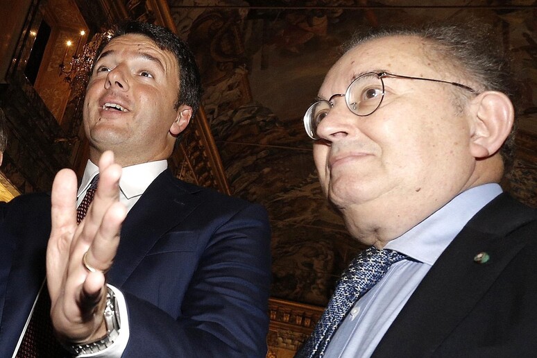 Il presidente del Consiglio Matteo Renzi (S) con il presidente di Confindustria, Giorgio Squinzi, in  una immagine del 14 ottobre 2014 - RIPRODUZIONE RISERVATA