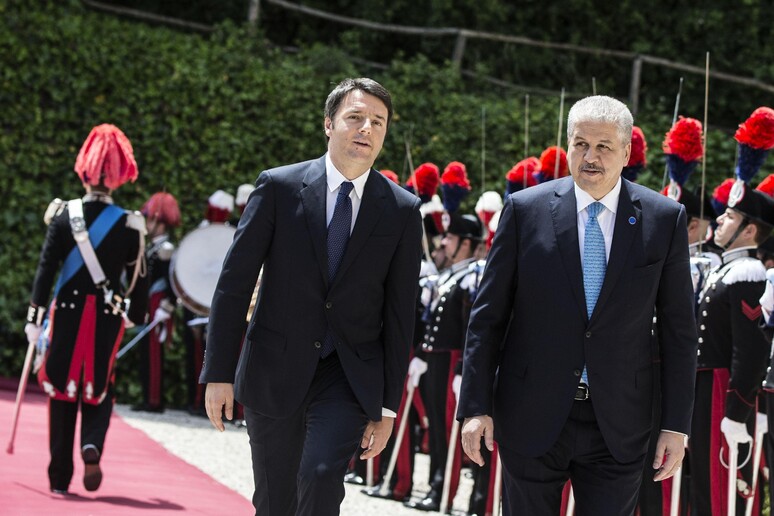 Il presidente del consiglio Matteo Renzi con il primo ministro dell 'Algeria Abdelmalek Sellal (d) durante il vertice intergovernativo Italia - Algeria a villa Madama - RIPRODUZIONE RISERVATA