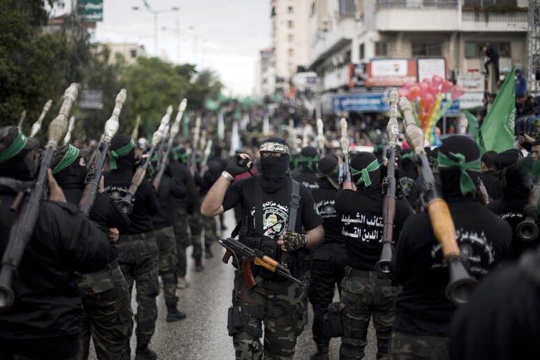 Miliziani di Hamas in parata a Gaza © ANSA/AP