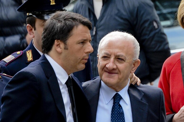 Matteo Renzi e Vincenzo De Luca in una foto d 'archivio - RIPRODUZIONE RISERVATA