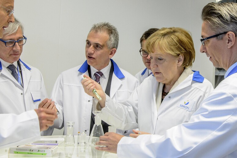 La cancelliera Merkel visita gli stabilimenti farmaceutici Sanofi a Francoforte © ANSA/AP