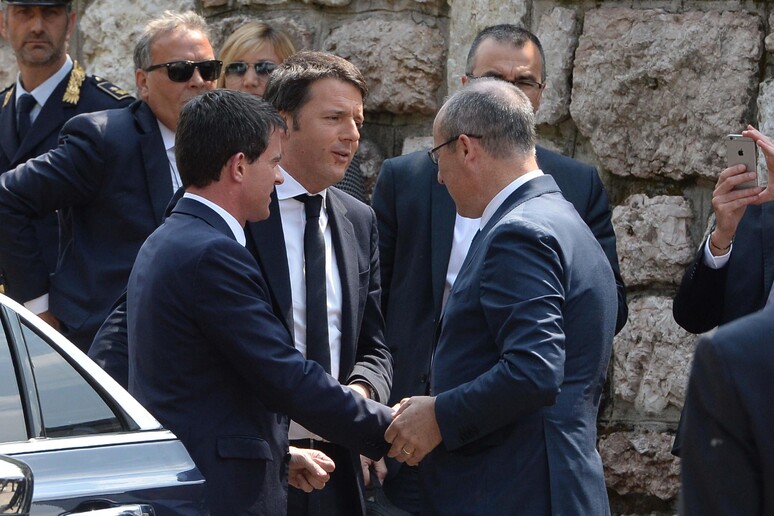 Manuel Valls, Matteo Renzi e Ugo Rossi - RIPRODUZIONE RISERVATA