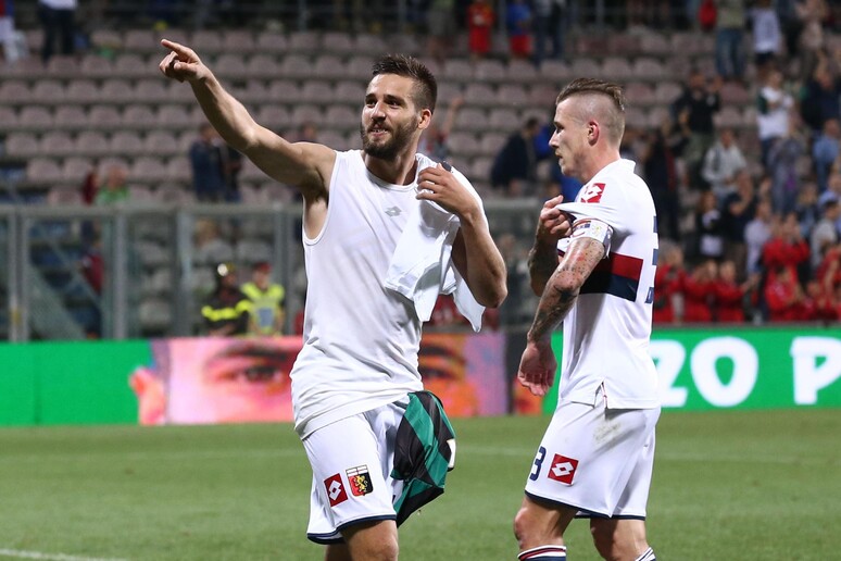 Leonardo Pavoletti saluta i tifosi del Genoa al termine di una partita di Serie A - RIPRODUZIONE RISERVATA
