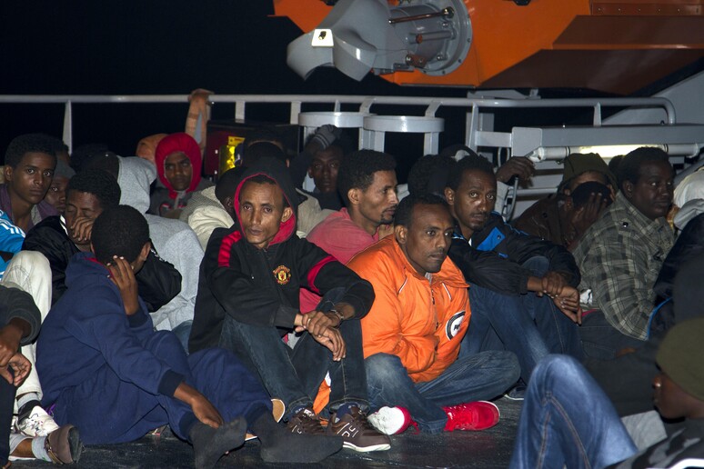 Migranti in attesa dello sbarco © ANSA/AP