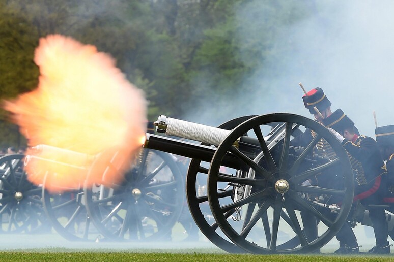 Londra, Hyde Park. Sparo di cannone in onore della  'royal girl ' © ANSA/EPA