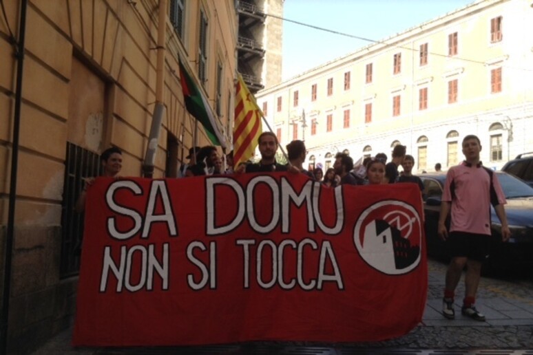 Studenti  'Sa domu ', corteo di protesta da Castello al Comune - RIPRODUZIONE RISERVATA