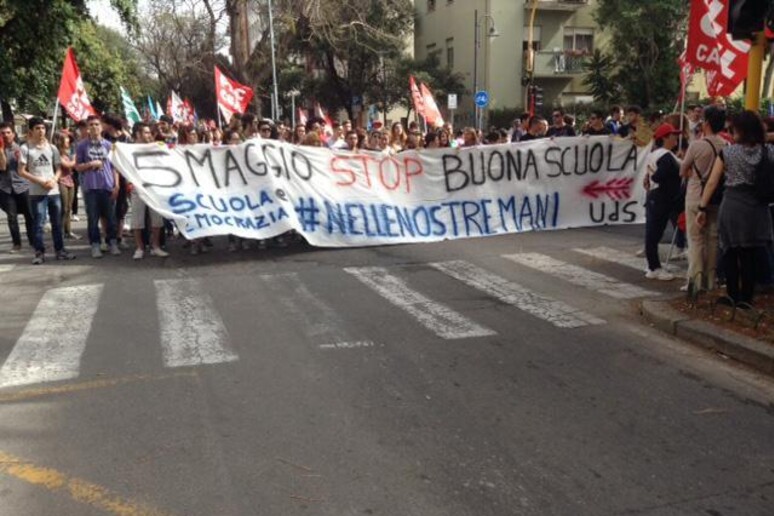 Scuola: a Cagliari con studenti in piazza anche operai Sulci - RIPRODUZIONE RISERVATA