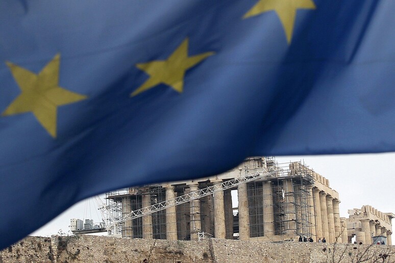 La bandiera dell 'Ue e sullo sfondo il Partenone - RIPRODUZIONE RISERVATA